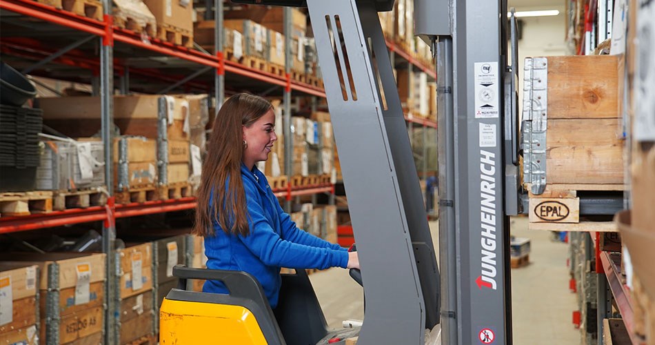 Biltema salgsassistent-elev arbejder på lageret.