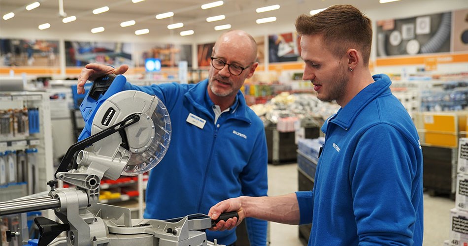 Biltema varehuschef formidler produktkundskab til salgsassistentelev.