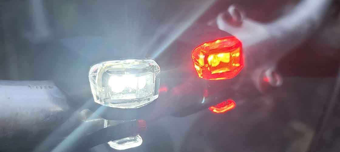 Hvid forlygte og rød baglygte til cykel med LED-lys.
