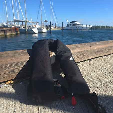 Guide: Sådan tjekker du din oppustelige redningsvest – trin for trin