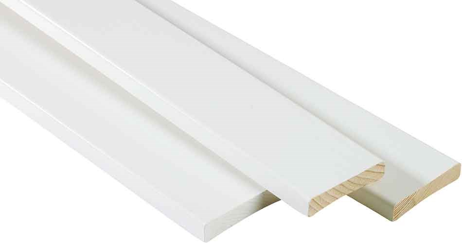 Hvide fodlister i træ vist mod hvid baggrund.