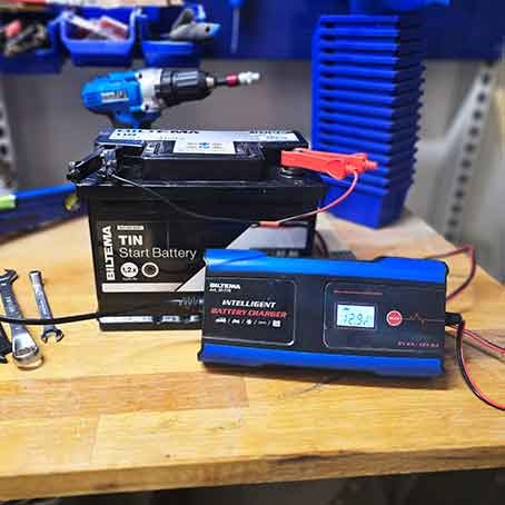 Sådan oplader du dit bilbatteri trin for trin
