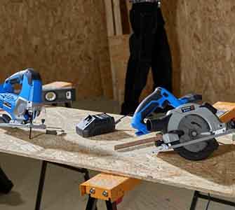 Elværktøj ligger på en spånplade sammen med andre måleværktøjer.