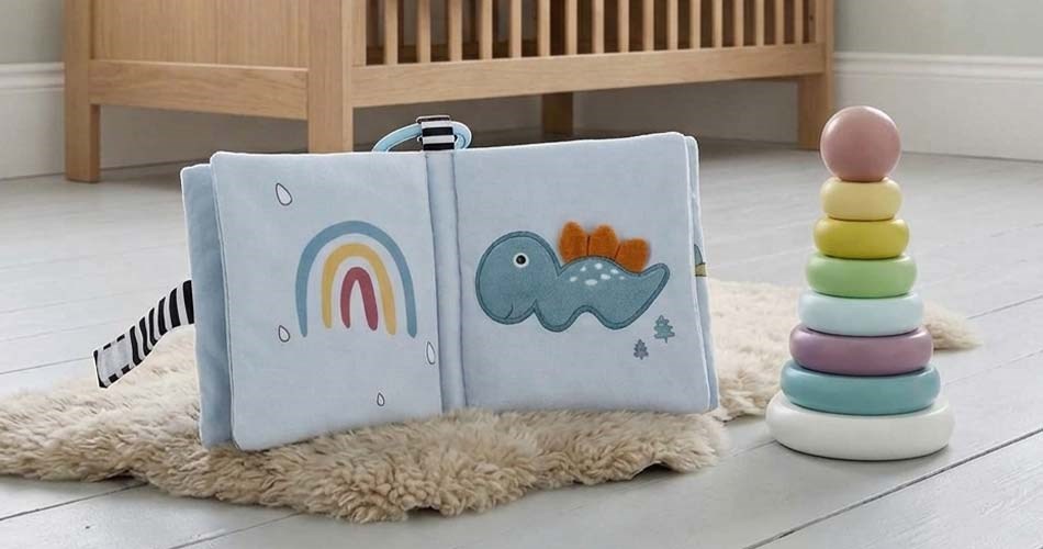 Pegebog og stabletårn stående på gulvet i et børneværelse.